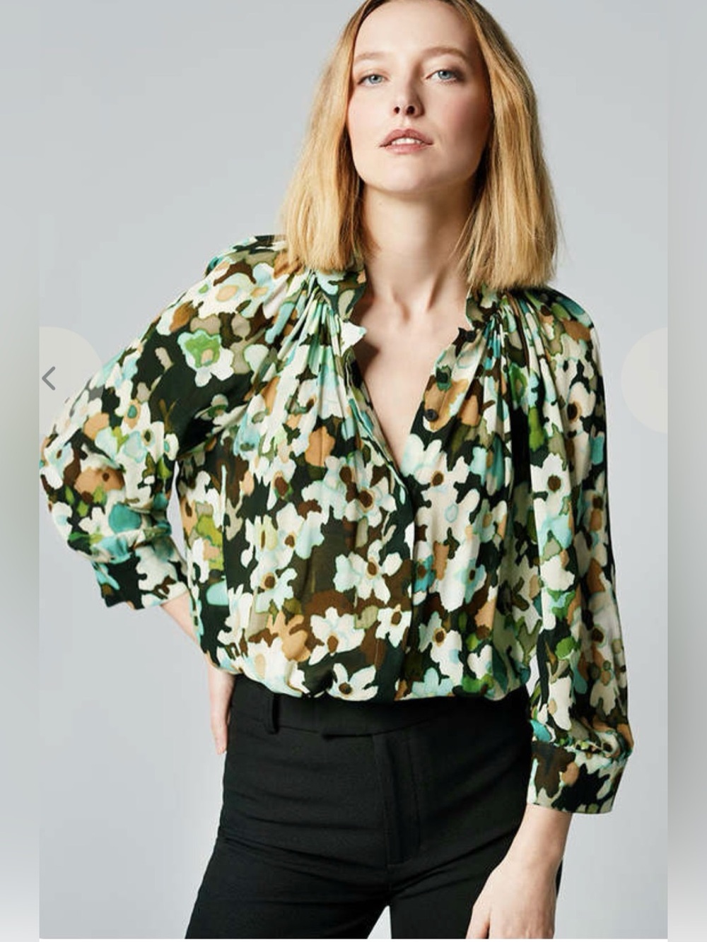 Smythe Gathered Blouse
3/4 Sleeve
Forest Floral
Watercolor
Designer
$450
XS

EUC